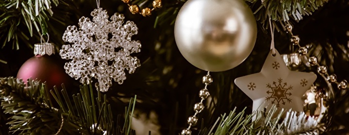 Christbaumkugeln an einem Weihnachtsbaum