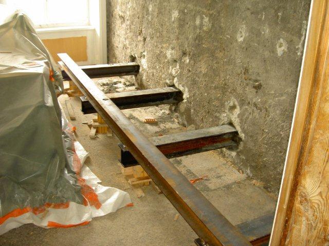 Damit die neue Wand im EG erstellt werden kann, muss darüber im Gemeinderatssekretariat entsprechend gesichert werden. 