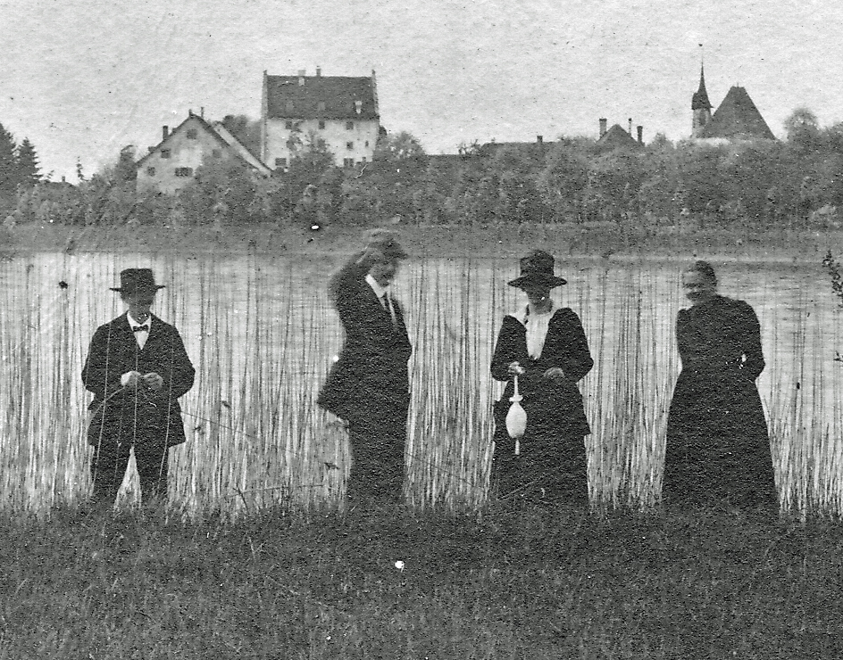 Für die Reichen galt es auch auf einer Landpartie mit Gästen, standesgemäss gekleidet zu sein. Im Hintergrund das Schloss und die Kirche.