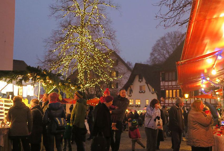 Immer im Dezember findet im Städtchen Greifensee ein Weihnachtsmarkt statt.