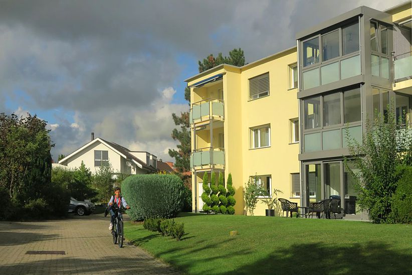 Ein Quartier mit Einfamilien- und niederen Mehrfamilienhäusern.
