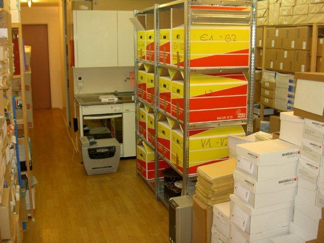 Das ganze Archiv und die nicht dringend benötigten Arbeitsunterlagen mussten in den Zivilschutzkeller gezügelt werden.