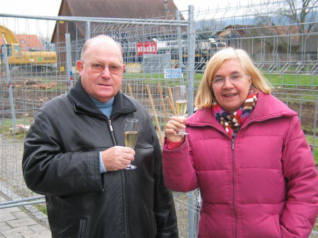 Rolf Staub und Baukommissionspräsidentin Elisabeth Winkler stossen auf gutes Gelingen des Bauvorhabens an. 