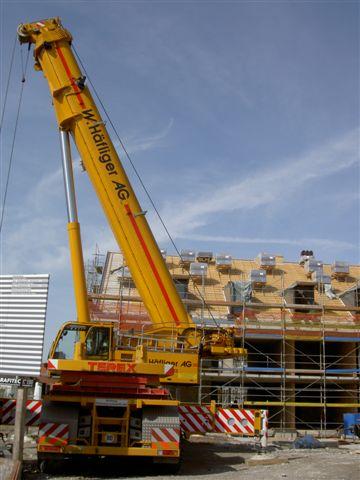 Der Kran wird abgebaut.