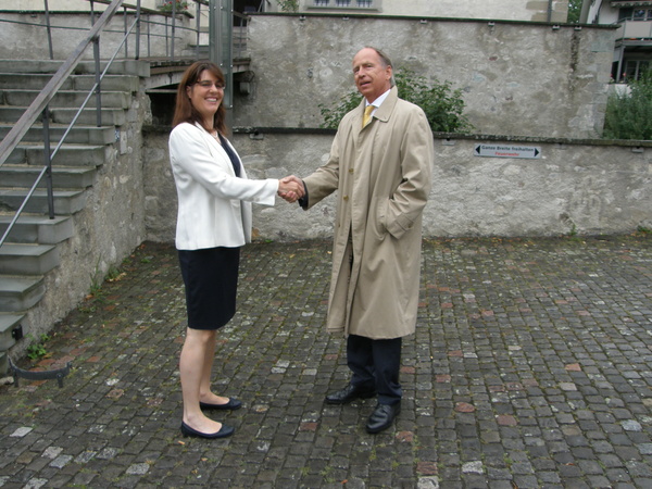 Gemeindepräsidentin Monika Keller begrüsst den Festredner, Dr. Otto Lampe, Botschafter der Bundesrepublik Deutschland.