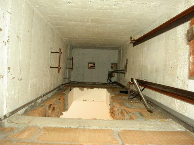 Im ehemaligen Waren-Liftschacht werden neu die Elektrokabel versteckt. 