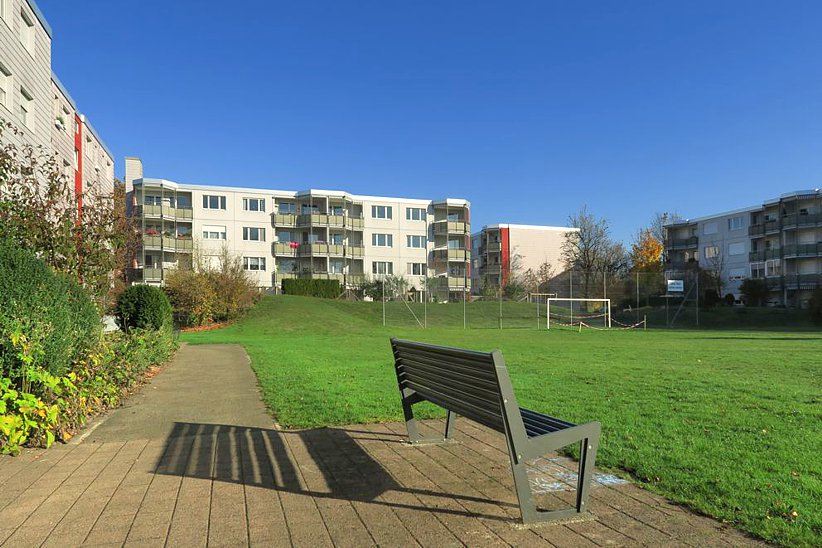 Die Müllerwis und auch andere Quartiere wurden mit dem planerischen Ziel erstellt, einerseits konzentriert zu bauen, anderseits dafür aber Freiflächen zu schaffen. Hier mit Spielwiese.