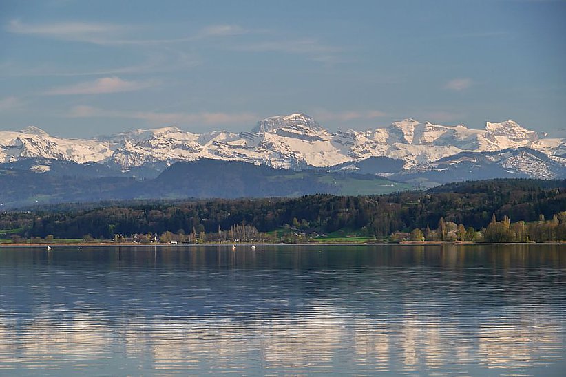 Blick über den See nach Maur. Im Hintergrund Tödi (in der Mitte) und Clariden (rechts).