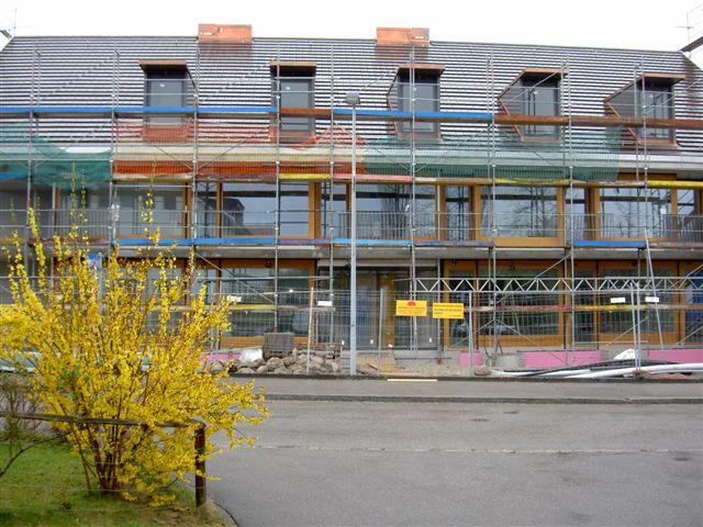 Haus "A" (Eingangsseite des "Zentrum Im Hof") von der Strasse Im Hof/Awandel aus gesehen. 