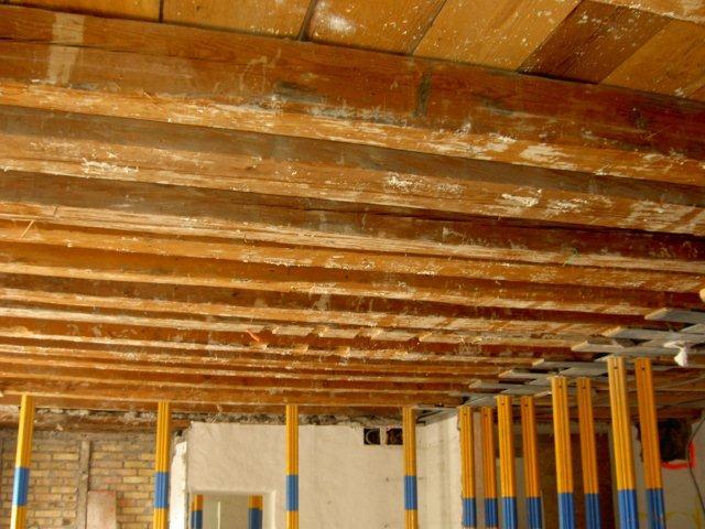 Die alte Decke zwischen EG und OG kommt zum Vorschein.