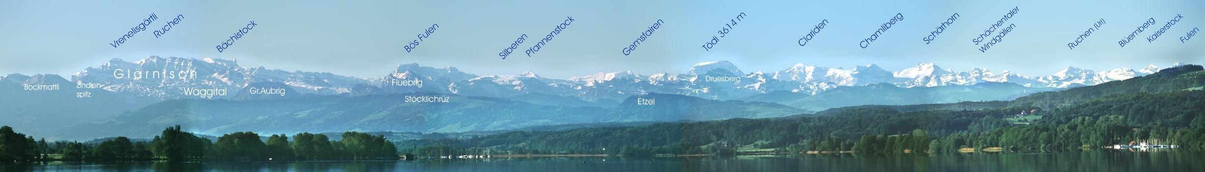 Ein Bergpanorama, wie es sich bei klarem Wetter vom Städtchen Greifensee aus zeigt.