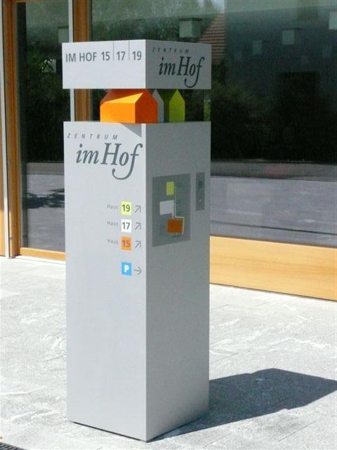 Stele mit Hinweisen auf die drei Gebäude mit den Adressen "Im Hof 15", "Im Hof 17" und "Im Hof 19".