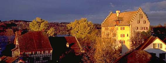 Schloss Greifensee in der Abenddämmerung
