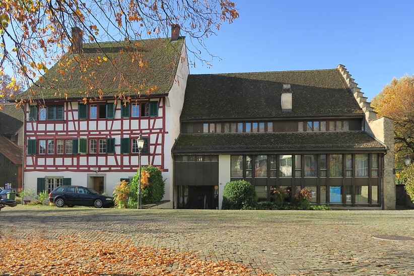 Das Landenberghaus (Gemeindesaal) und das Pfarrhaus wie sie sich 2016 vor dem Umbau präsentierten.