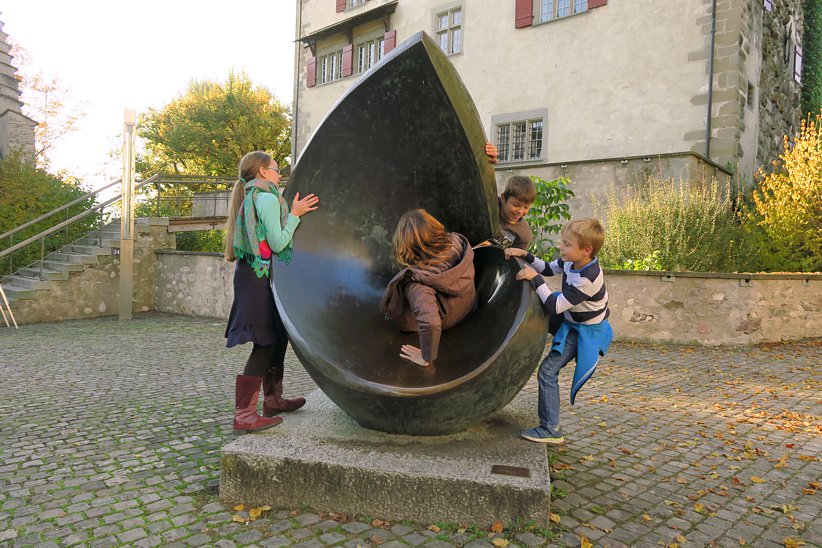 Die Skulptur Lea von Robert Lienhard ist nicht nur Kunst, sondern zugleich auch ein unwiderstehliches Spielgerät.