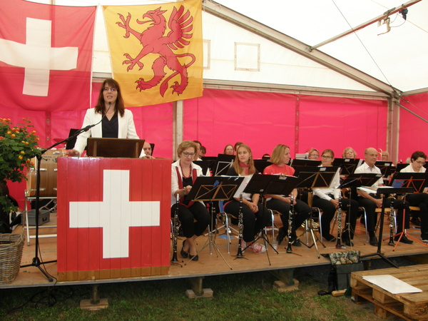 Gemeindepräsidentin Monika Keller eröffnet die 1. August-Feier.