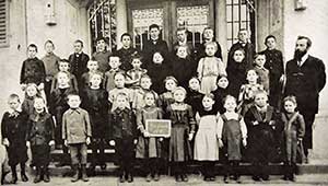 Klassenfoto aus 1912. Lehrer Jucker (rechts im Bild) unterrichtete fast 40 Jahre lang Mädchen und Buben im Städtlischulhaus.