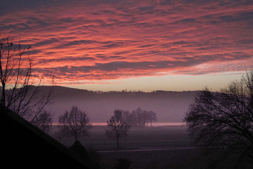 Rot gewordene Landschaft beim Abzug eines Gewitters.