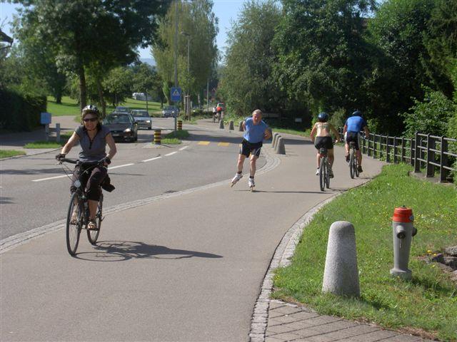An den Wochenenden ist der Radweg stark frequentiert.
