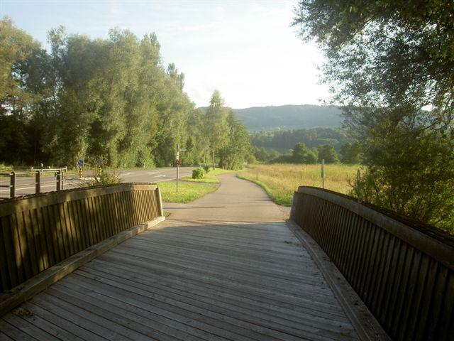 Richtung Rellikon an der Naturstation Silberweide (www.silberweide.ch) vorbei.