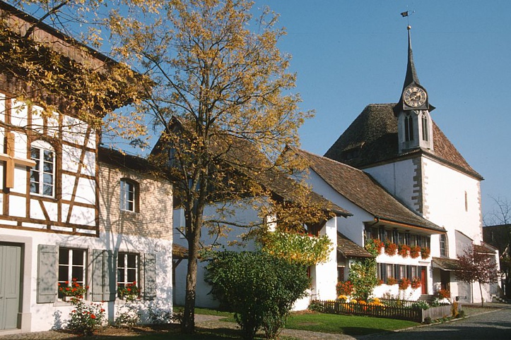 Die gotische Kirche und das Gemeindehaus sind zusammengebaut und bildeten früher Teil der Stadtmauer.
