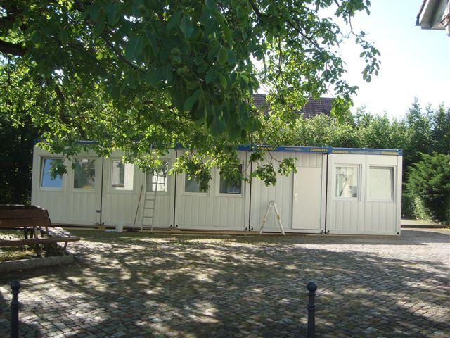 Das Provisorium (mit Fenstern) für die nächsten vier Monate. Hier sind die Gemeinderatskanzlei und das Sozialamt untergebracht. Im Weiteren befindet sich in diesen Containern auch ein kleines Sitzungszimmer. 