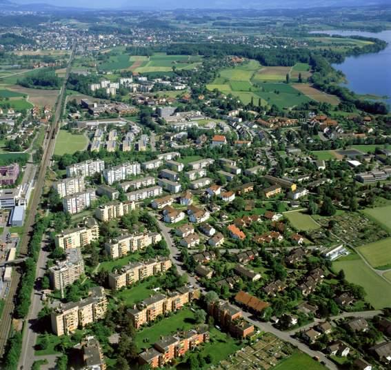 Eine Flugaufnahme der Gemeinde Greifensee vom Juni 2002.