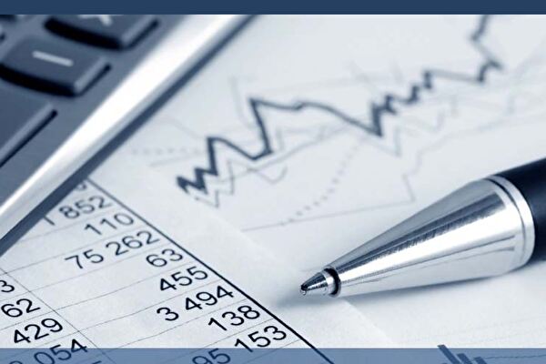 Symbolbild Finanzen mit Zahlen, Statistikausschnitt und Kugelschreiber