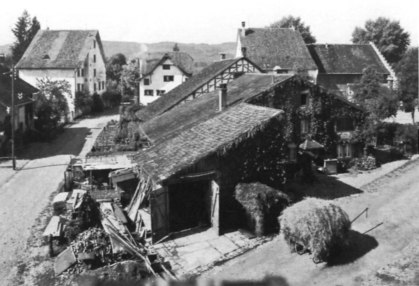 Im «Maage-Hus» lebte eine arme Familie, die sich mit einem kleinen Bauernbetrieb und Sammeln von umherliegenden Dingen über Wasser hielt.