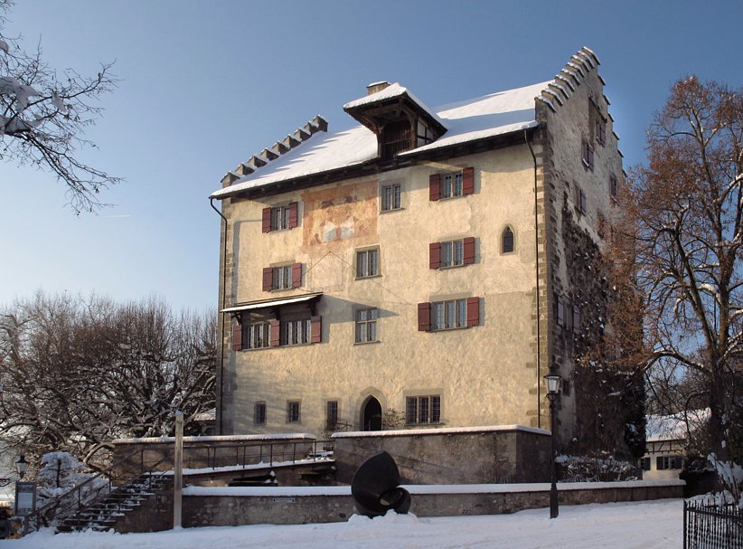 Schloss Greifensee im ersten Licht am Morgen. Das Schloss wurde 1444 zerstört und 1520 wieder aufgebaut. Heute können die Räume für Tagungen, Anlässe, Feiern und Ausstellungen gemietet werden. Informationen dazu unter www.schlossgreifensee.ch