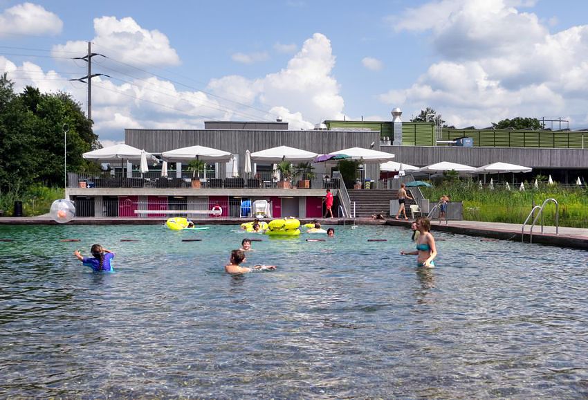Im Grossriet befindet sich der Migros Sport- und Erlebnispark Milandia. Zur Verfügung stehen ein Fitnesspark, mehrere Tennisplätze, ein Golfplatz, ein Kletterzentrum, eine Minigolfanlage, ein NaturPool sowie ein Spielplatz und vieles mehr. Auf www.milandia.ch ist das Gesamtangebot abrufbar.