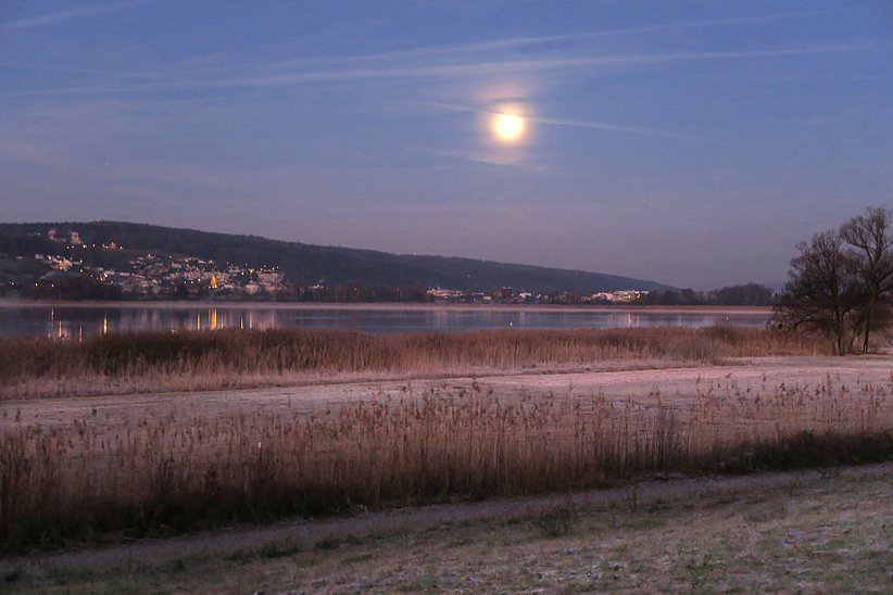 Sonnenuntergänge werden am Greifensee zuhauf fotografiert. Hier für einmal der untergehende Mond. 