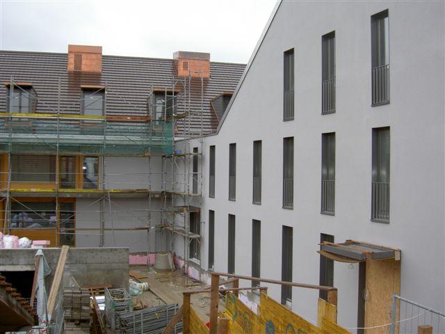 Haus "B" und "C" mit Pflege- und Alterswohnungen (nördliche Seite) vom Pfiffikus aus gesehen. 