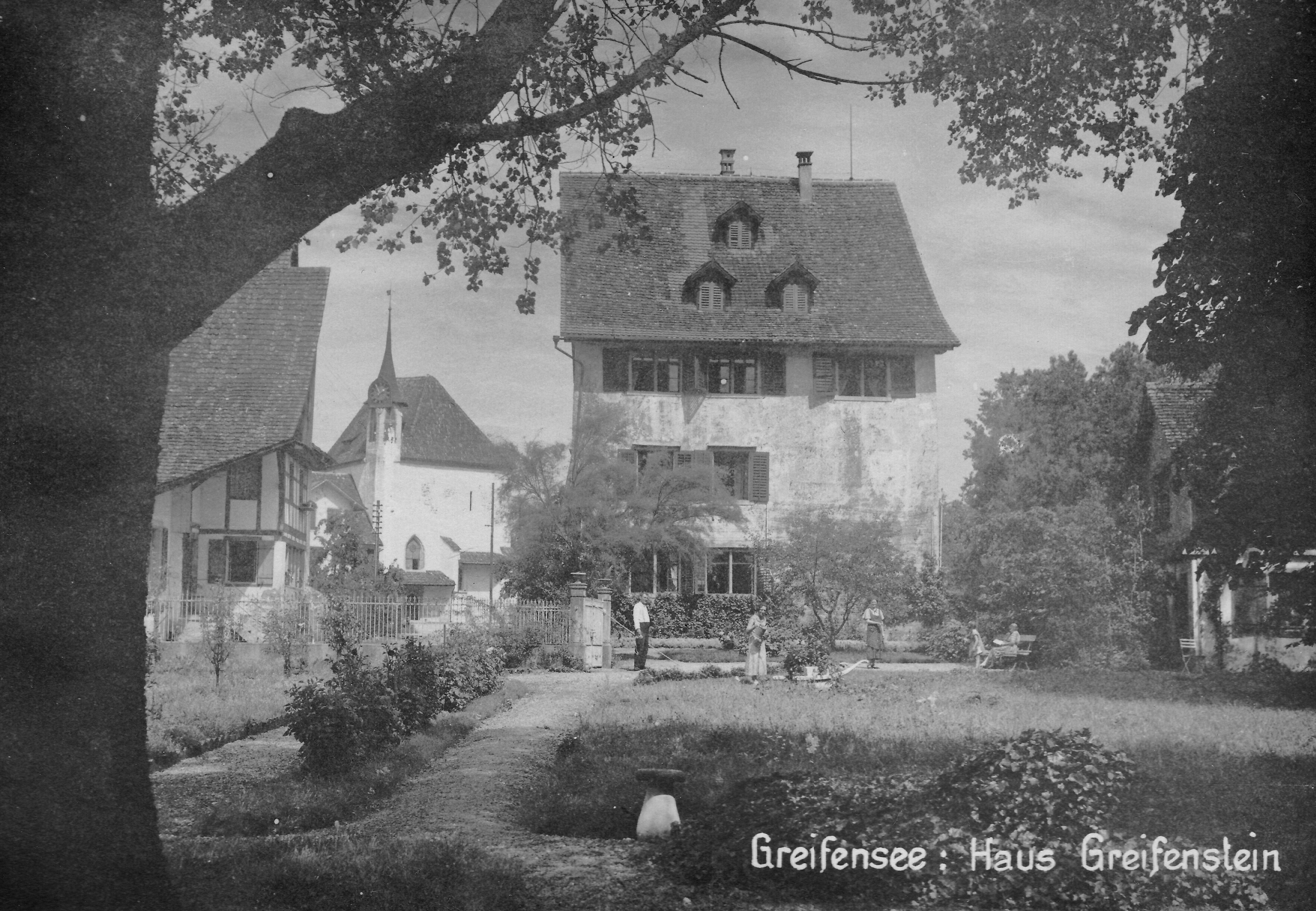 Im Meisterhaus, das eigentlich offiziell Haus Greifenstein heisst, lebte oft nur im Sommer eine reiche Familie. Der Frau sagte man nach, sie sei trotz Reichtum äusserst geizig gewesen. Ihr Mann hingegen engagierte sich stark für das Gemeinwohl.