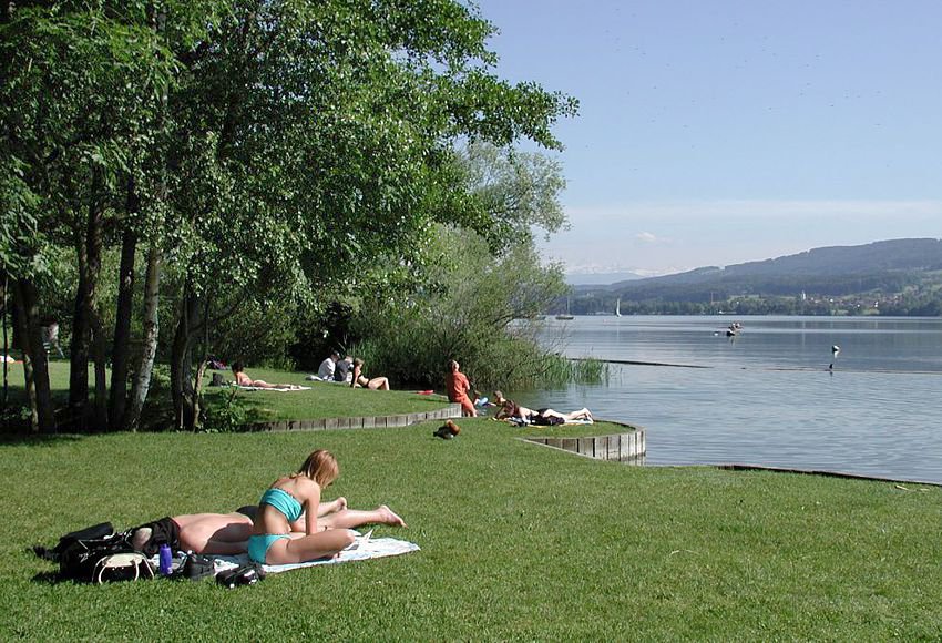 Das kleine Seebad in der Furen steht allen Einwohnern kostenlos zur Verfügung. Keine Badeaufsicht. Vom Frühjahr bis in den Herbst tagsüber immer offen.