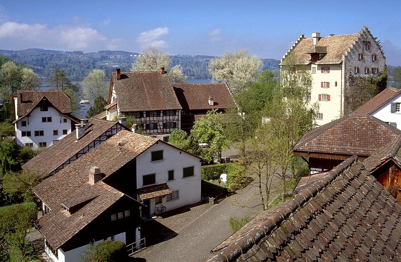 Im westlichen Teil des Städtlis befindet sich das Pfarrhaus, das Landenberghaus (Gemeindesaal) und das Schloss.