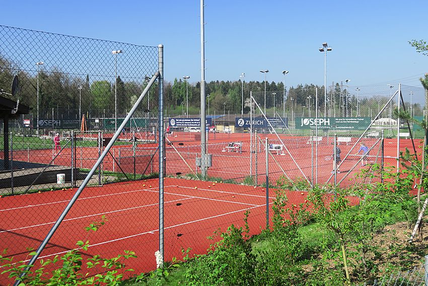 Am Ende der Burstwiesenstrasse befinden sich die Tennisplätze des Tennisclubs Greifensee und die Fussballfelder des FC Greifensee. Das Land für diese Sportanlagen wird von der Gemeinde zur Verfügung gestellt.