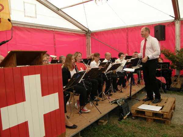 Die Dorfmusig Gryfesee mit ihrem Dirigenten Martin Melcher bringt Stimmung ins Festzelt.