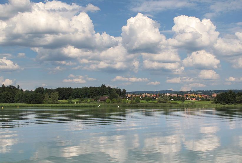 Neuere Wohnbauten im westlichen Gemeindeteil, vom See her gesehen. 