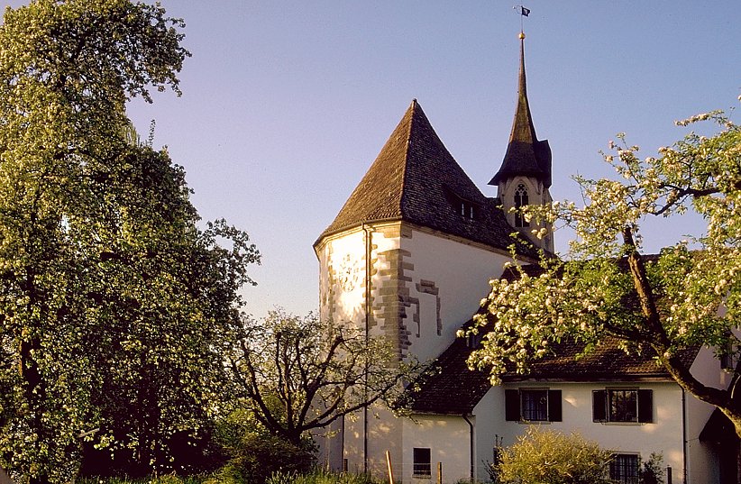 Der Einbezug von Kirche und Gemeindehaus in die ehemalige Stadtmauer ist gut zu erkennen.