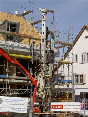 "Bohrturm" für die Installation der Wärmepumpe.