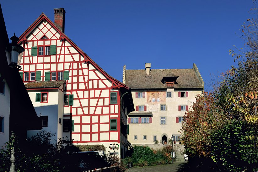 Das markante Pfarrhaus mit dem Schloss Greifensee im Hintergrund. Über die meisten historischen Bauten finden Sie detaillierte Angaben unter Geschichte/Baugeschichte www.greifensee.ch/de/portrait/geschichte/ mit der Möglichkeit, z.T. umfangreiche Dokumente herunterzuladen.