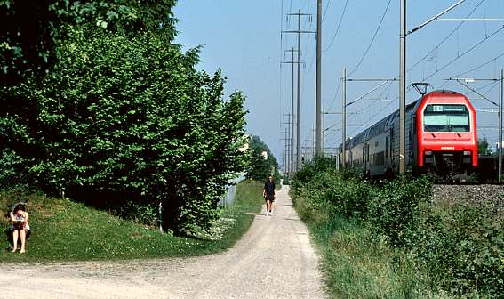 Wanderweg entlang des Bahngleises