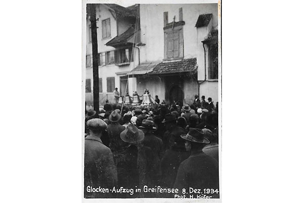 Einen Glockenaufzug erlebt man nicht alle Tage: Am 8. Dezember 1934 versammelte sich das ganze Dorf vor der Kirche. Im Hintergrund zu sehen: Die glänzenden neuen Glocken auf dem Wagen.