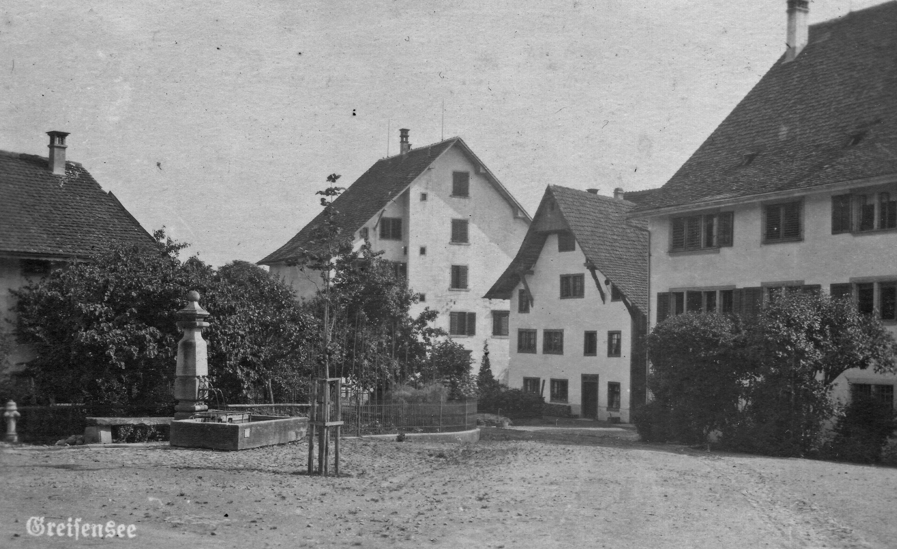 Eine weitere Aufnahme des Meisterhauses (Bildmitte), rechts davon die «Alte Post» und das Pfarrhaus – beide seinerzeit mit verputztem Fachwerk, das heute wieder sichtbar ist.