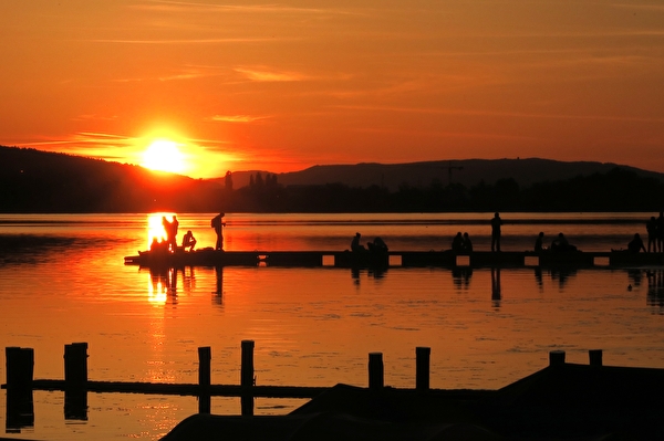 Sonnenuntergang am Greifensee mit Schiffsteg