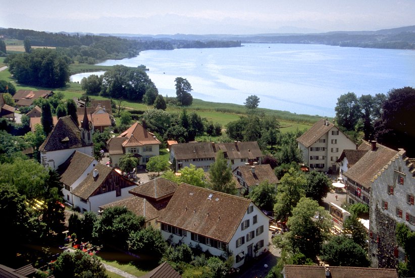 Blick  von oben auf die Häuser des Städtlis und den Greifensee.