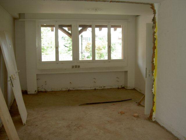 Durch den Abbruch der Wand zum ehemaligen Betreibungsamt kann der Pausen- und Aufenthaltsraum im OG vergrössert werden. 
