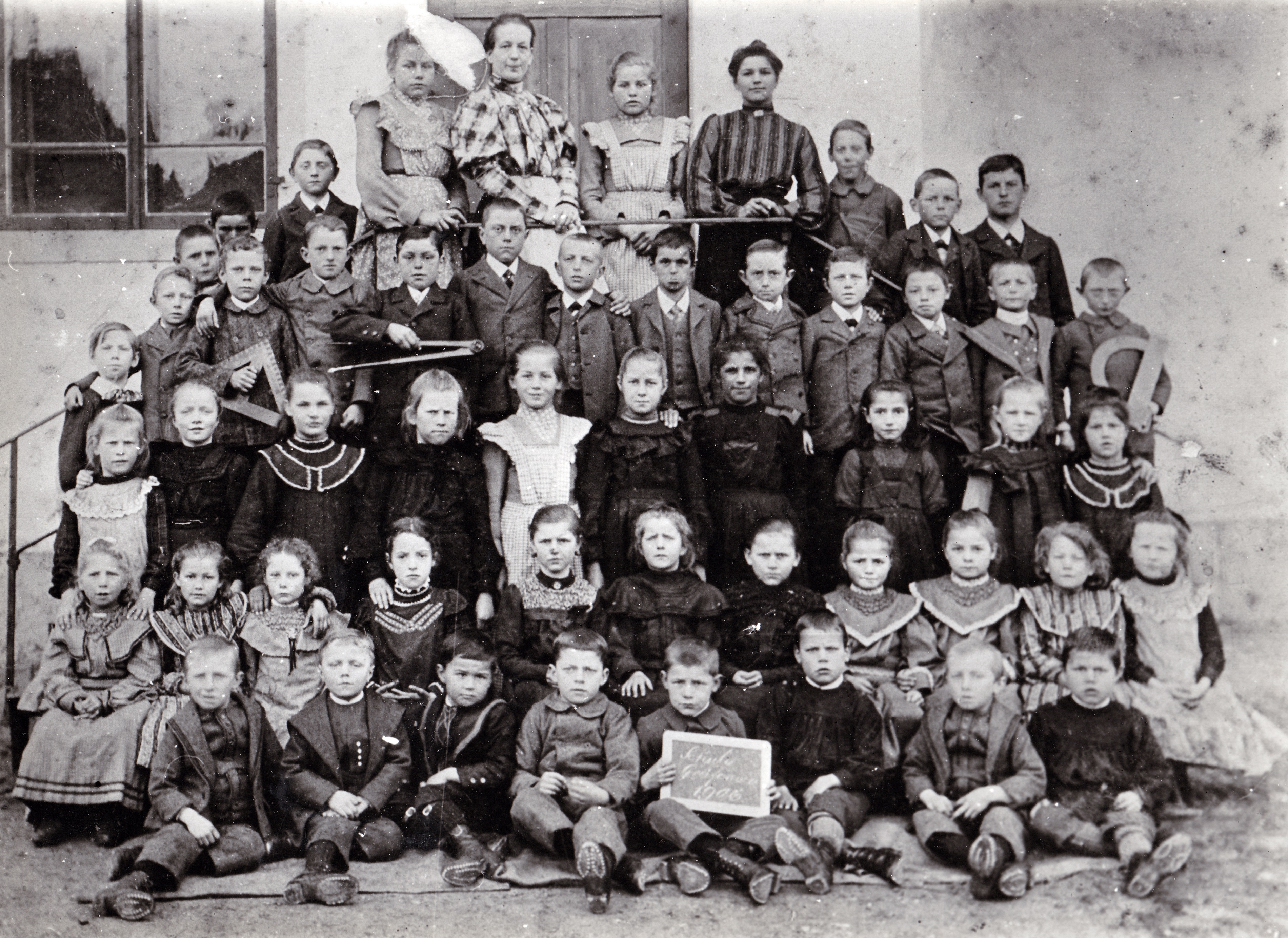 Noch wenige Jahre zuvor, 1906, wurden die Kinder im ursprünglichen Schulhaus, das heute als Gemeindehaus dient, von Fräulein Gassmann unterrichtet. Aufnahme aus 1906.