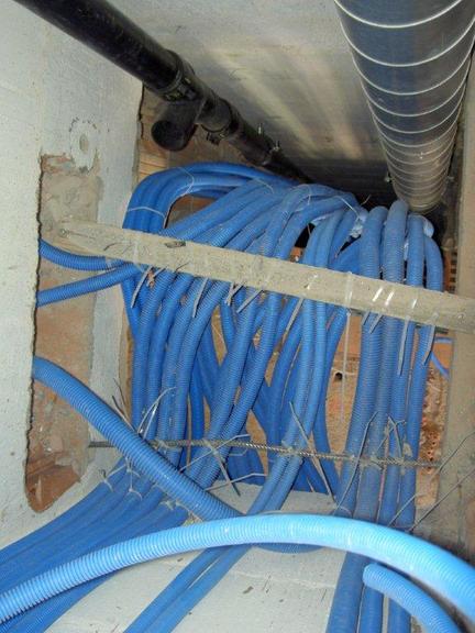 Die Kabelstränge werden im ehemaligen Warenlift eingelegt.